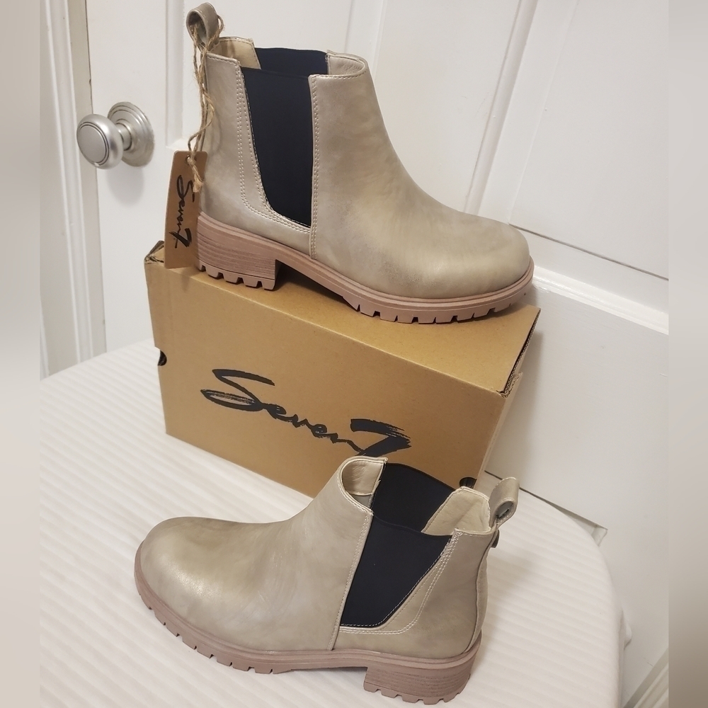 NIB Seven7 Gold Metallic Billie Chelsea Boots Size 9, Stylish, Comfy Ret. $79.99